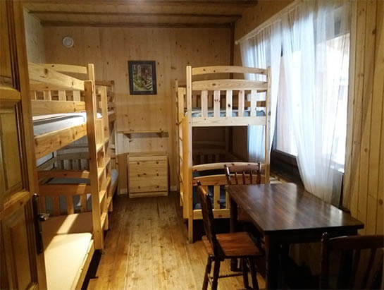 Pokój nr 3 na parterze, trzy łóżka piętrowe, agroturystyka