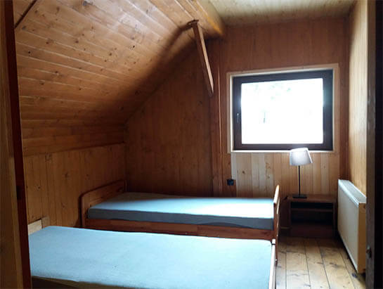 Pokój nr 8, na piętrze, dwa łóżka pojedyncze